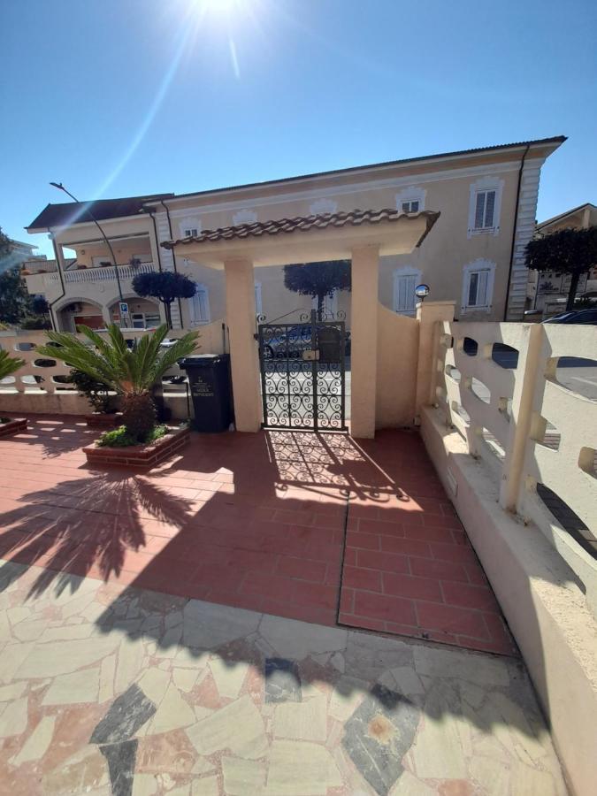 Bouganville Casa Vacanza Ambiente Climatizzato Con Wi Fi Pineto Luaran gambar