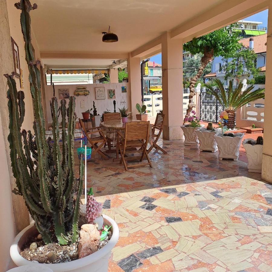 Bouganville Casa Vacanza Ambiente Climatizzato Con Wi Fi Pineto Luaran gambar