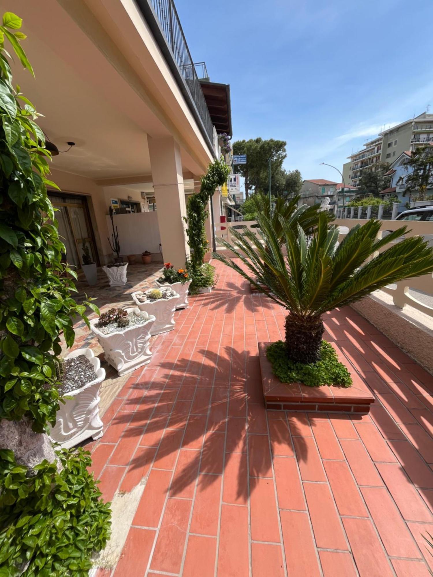 Bouganville Casa Vacanza Ambiente Climatizzato Con Wi Fi Pineto Luaran gambar